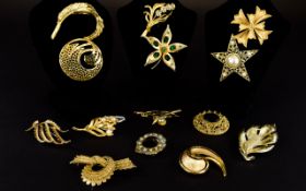A Collection Of Vintage Gold Tone Brooches Fourteen items in total to include textured knot form