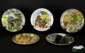 A Collection of 14 Wedgwood Porcelain Assorted Cabinet plates, comprising of 12 Wind in The Willows,