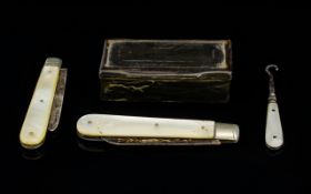 19thC Horn Snuff Box Together With Two Mother Of Pearl Silver Bladed Fruit Knives And A Mother Of