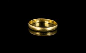 18ct Wedding Band. Fully Hallmarked, Ring Size - Q. 2.7 grams.