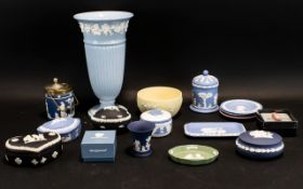 A Collection of Wedgwood Ceramics (16) items in total.