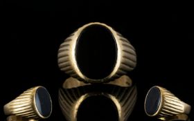 Gents 9ct Gold Single Stone Signet Ring, with Central Set Oval, Shaped Black Stone with Ribbed