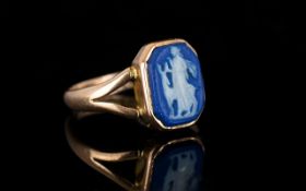 9ct Gold Wedgwood Jasperware Cameo Ring Fully hallmarked to shank, ring size Q-R.