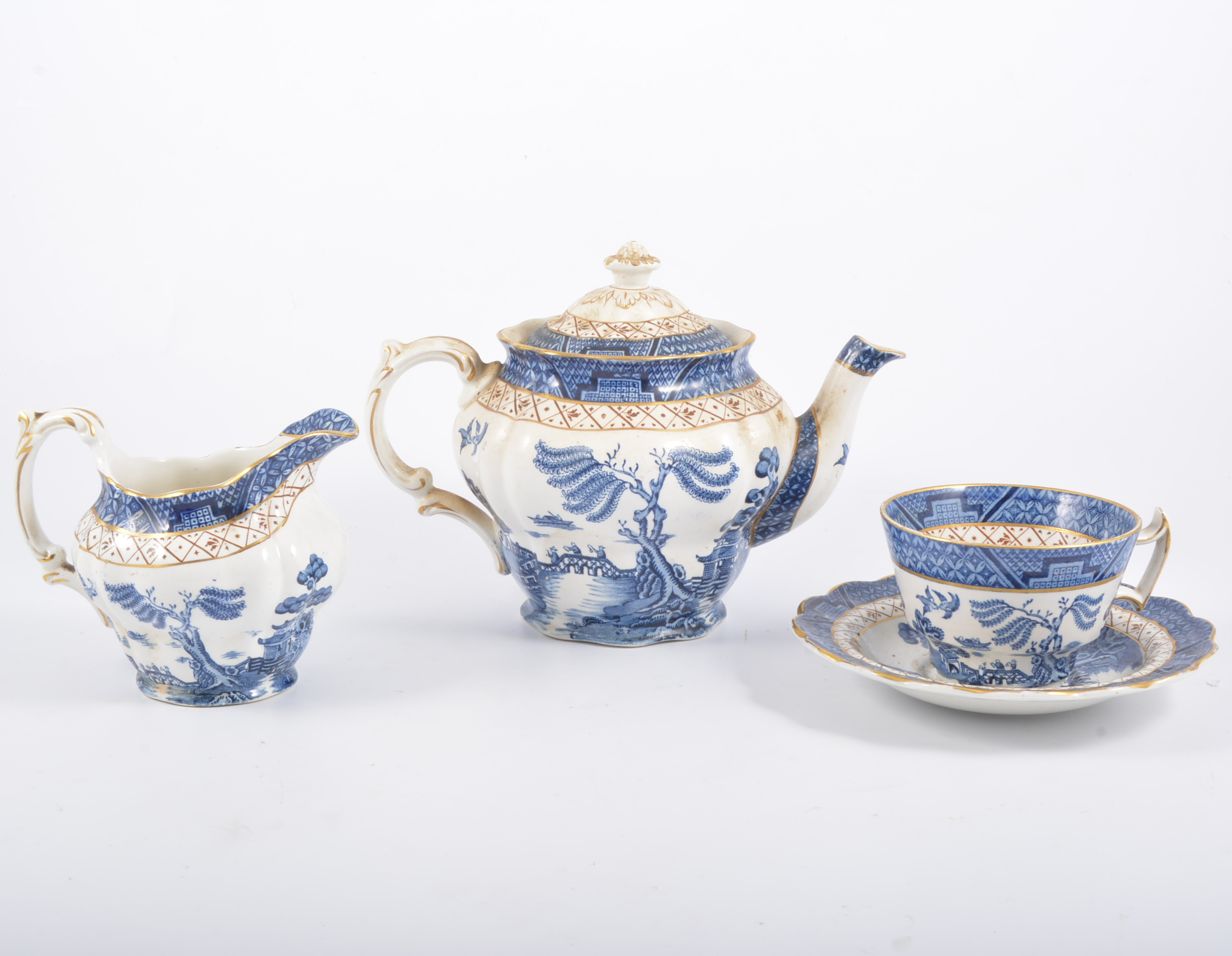 Worcester blue and white cups and saucers; Old Willow pattern part teaset;