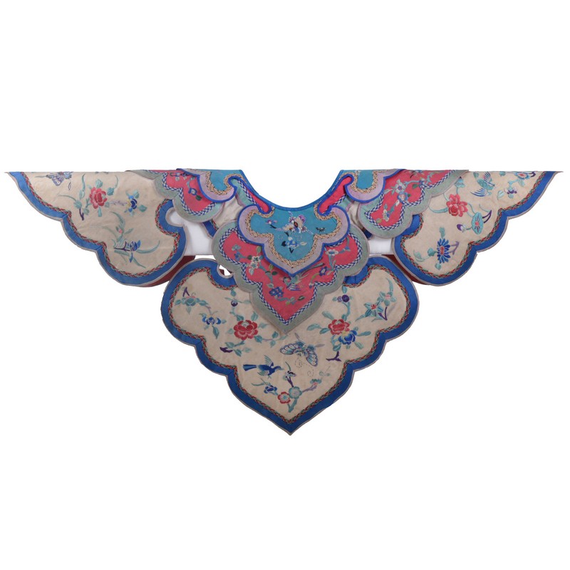 Chinese satin-weave silk 'cloud' collar, late Qing, formed of three over-lapping layers, - Image 3 of 3