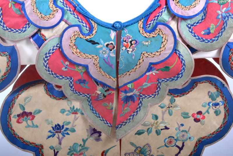 Chinese satin-weave silk 'cloud' collar, late Qing, formed of three over-lapping layers, - Image 2 of 3