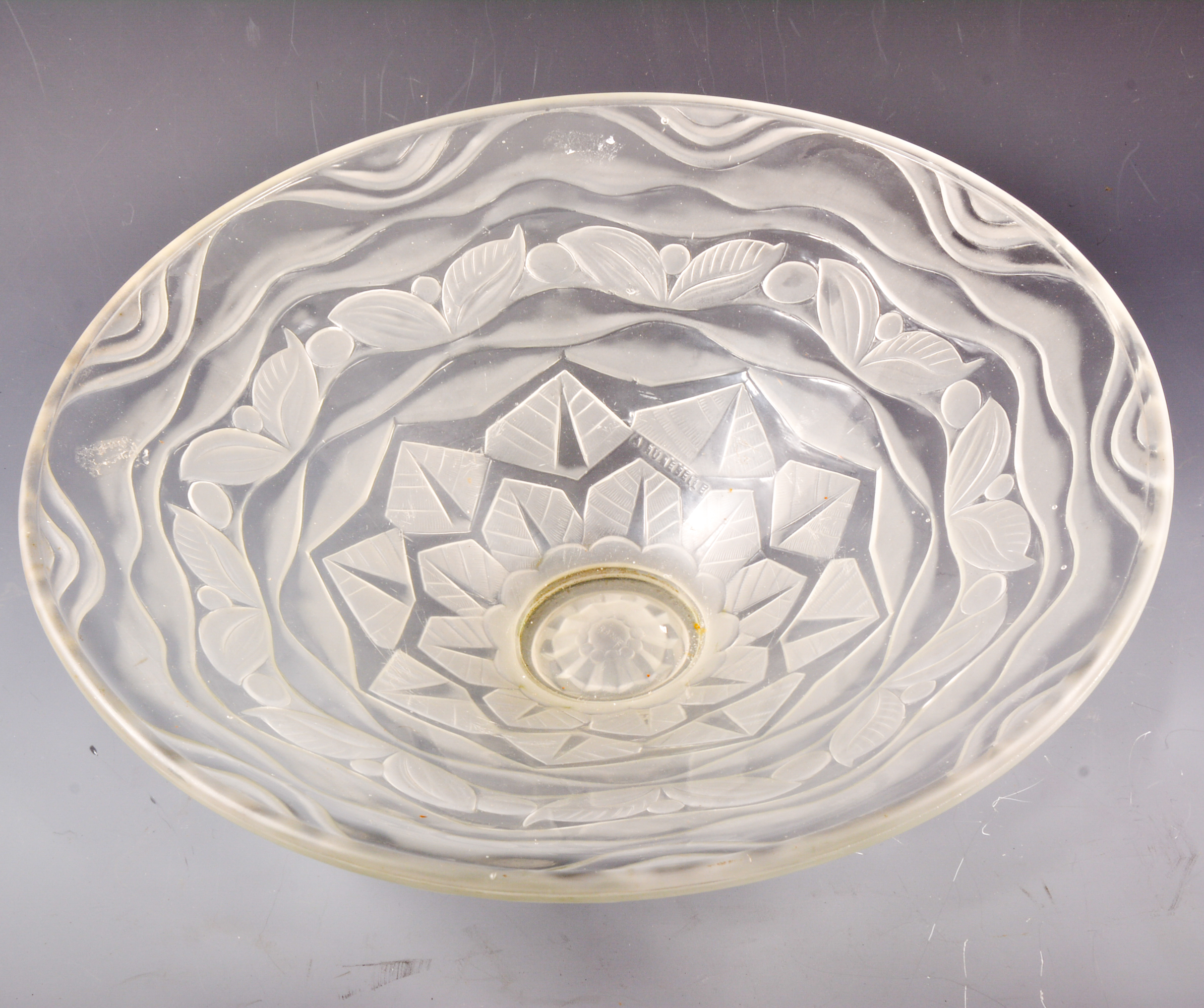 Andre Hunnebelle, Art Deco fruited glass bowl. - Bild 2 aus 3