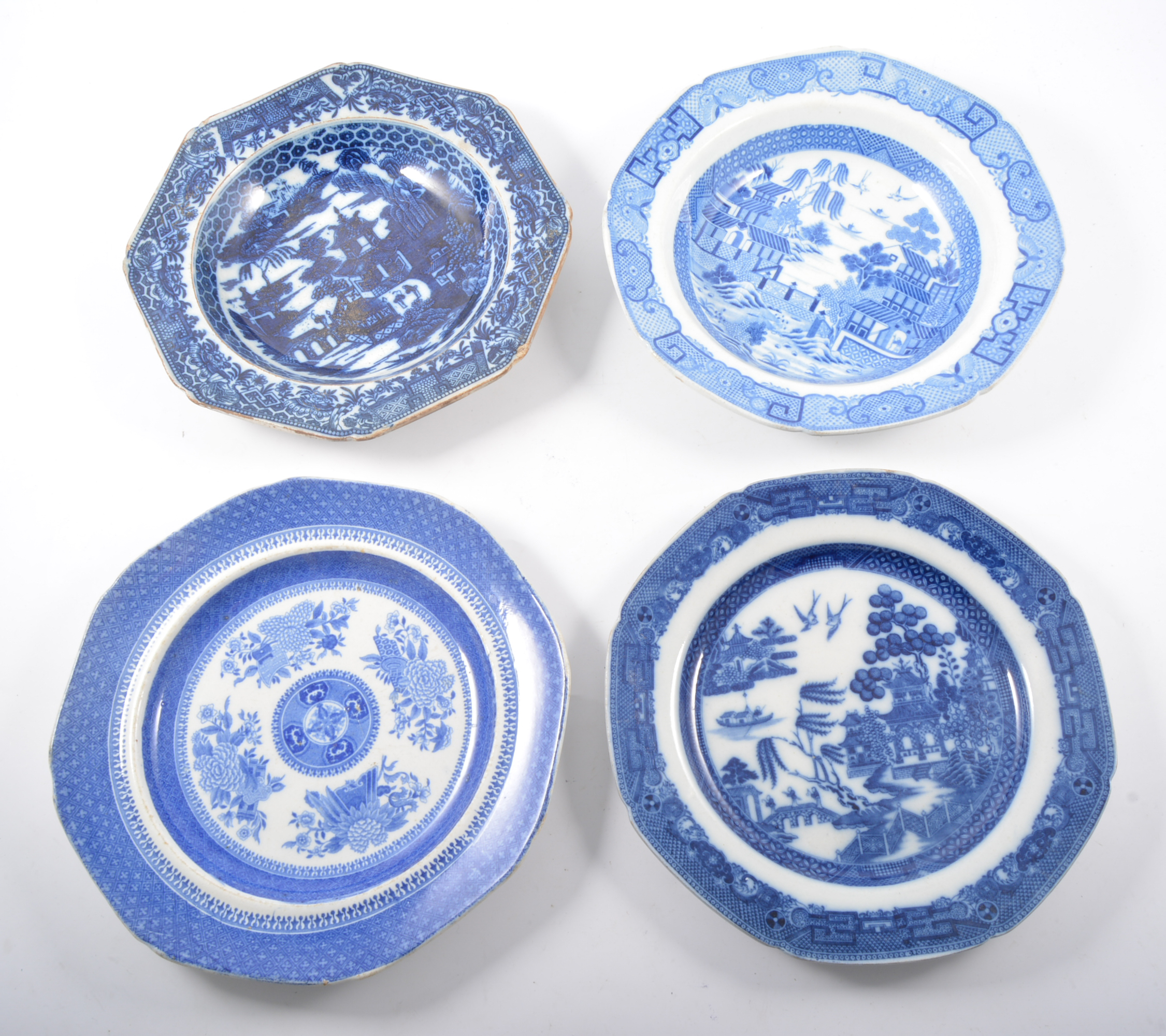 Collection of pearl and transfer ware plates, mostly Willow pattern, (24).