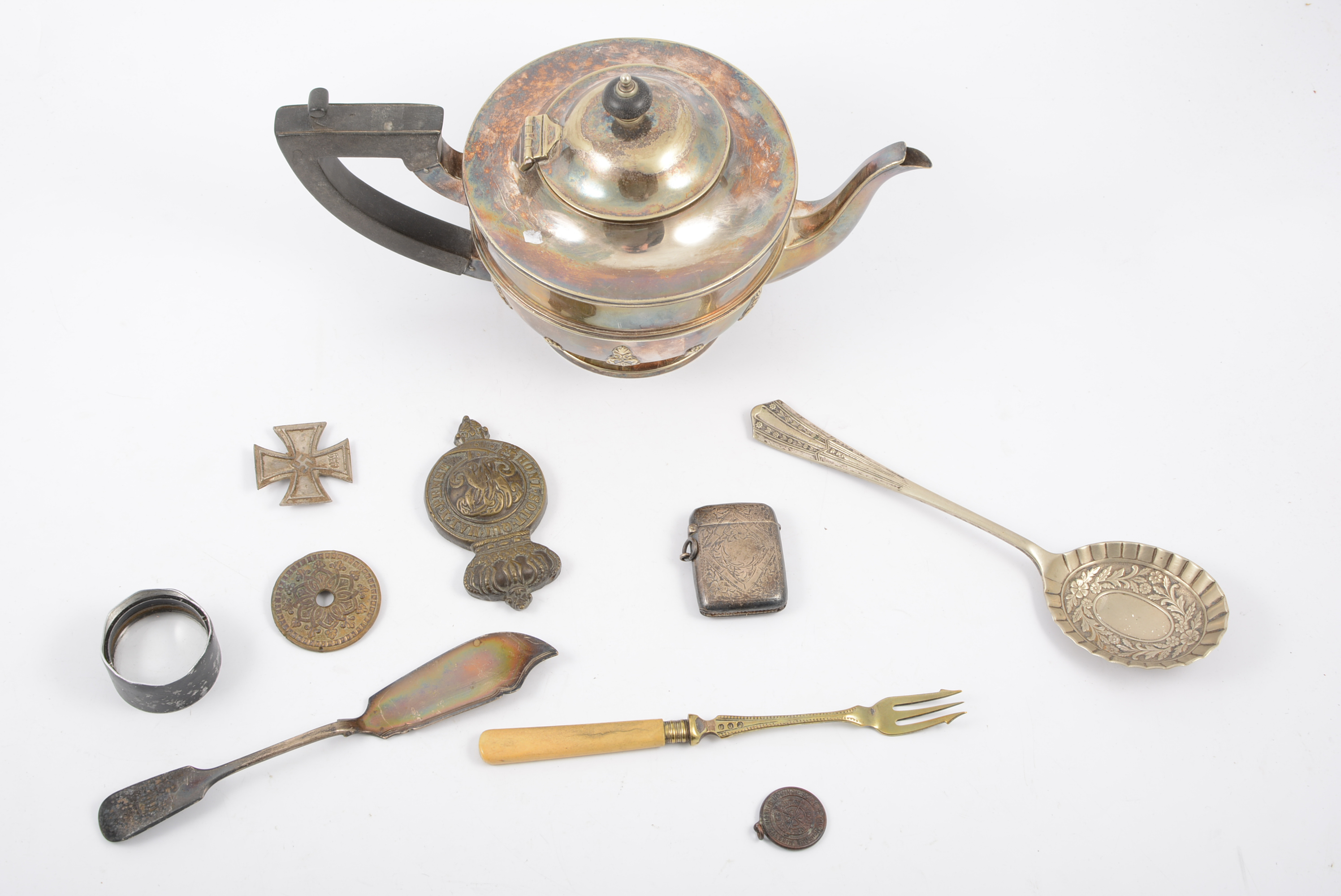 An Elkington Plate teapot, plated vesta case, silver fish knife,