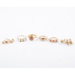 Four vinatge dress rings and two brooches,