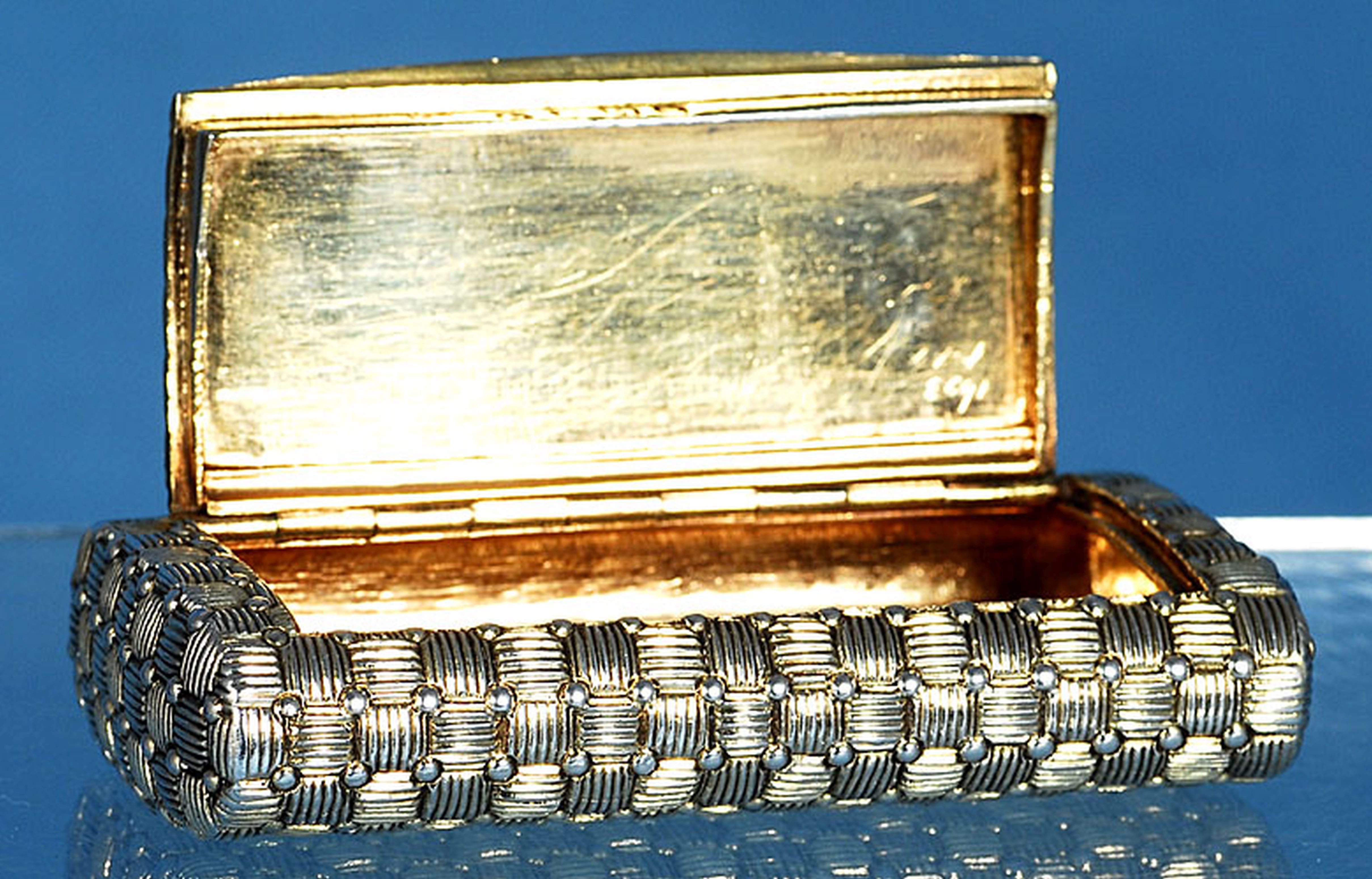 A good George III silver gilt snuff box, by John Reily, hallmarked London 1807, of rounded oblong - Image 2 of 10