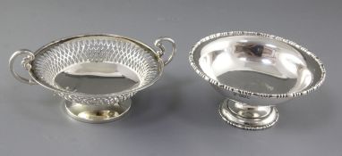 An Edwardian silver pedestal bowl, hallmarked London 1904, makers J.B. & Son Ltd, with egg and