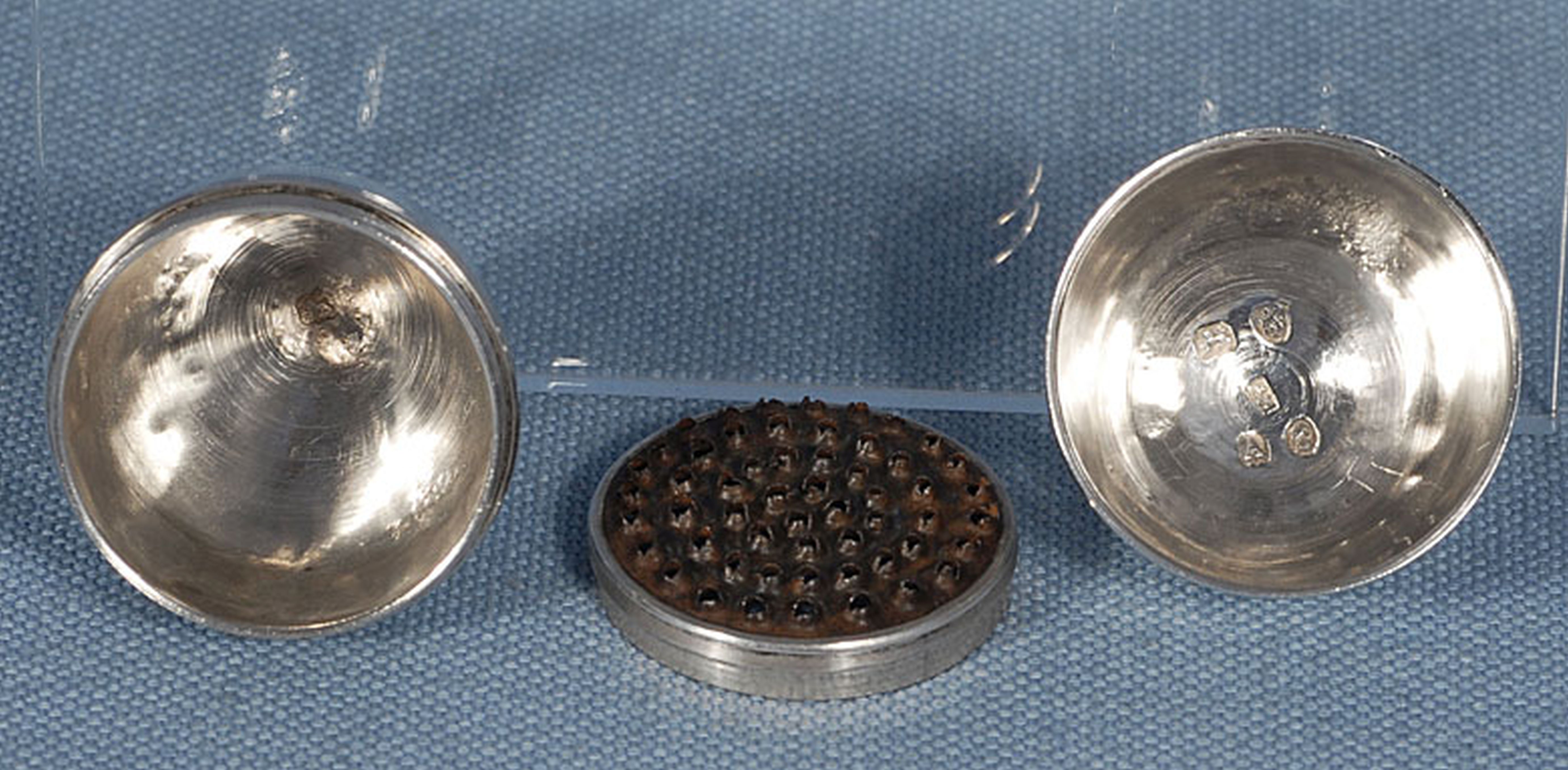 A George III silver nutmeg grater, by Samuel Massey, hallmarked London 1796, of plain egg form, - Image 5 of 7