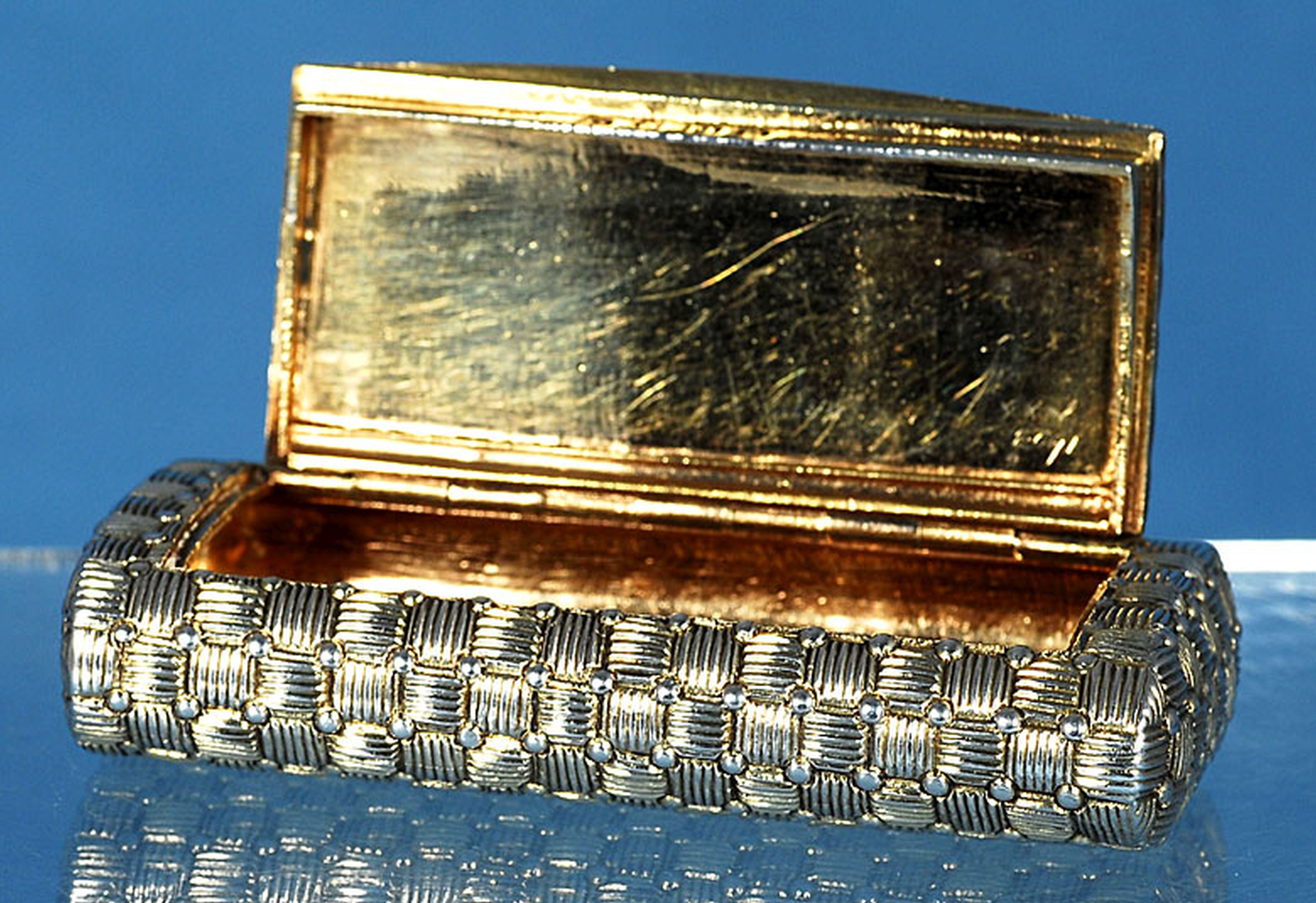 A good George III silver gilt snuff box, by John Reily, hallmarked London 1807, of rounded oblong - Image 3 of 10