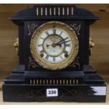 A Victorian marble mantel clock H.28cm, W.30cm