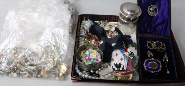 A small quantity of minor gold and costume jewellery and a silver top jar