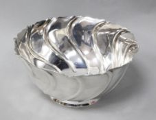 An Edwardian wrythened silver sugar bowl, Goldsmiths & Silversmiths Co Ltd, London, 1908, diameter