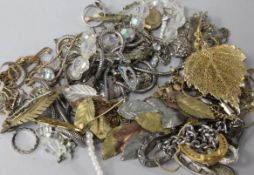 Mixed jewellery including gold, silver and costume.