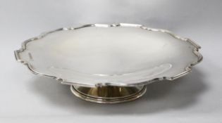 A silver pedestal bread dish by Barker Brothers Silver Ltd, Birmingham 1935, 25.8cm 17 oz.