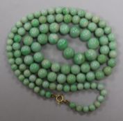 A single strand graduated jadeite bead necklace with 14ct gold clasp, 66cm.