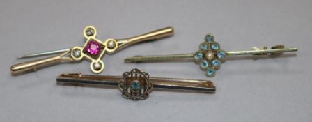 Three assorted early 20th century 15ct gold and gem set cluster bar brooches including aquamarine