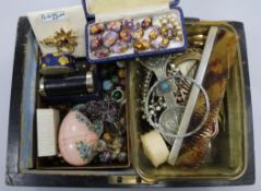 Assorted costume jewellery.