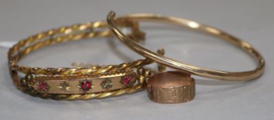 A 9ct gold and gem set bracelet, a 9ct gold bangle (af) and a 9ct gold ring (af). gross weight 15