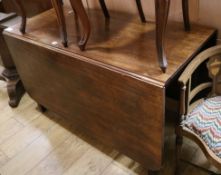 A George III mahogany drop leaf dining table W.123cm