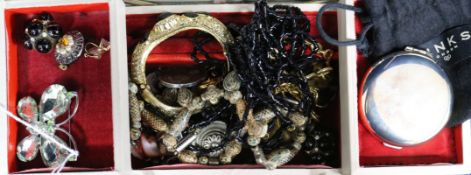 A small quantity of mixed costume jewellery.