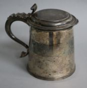 An 18th century style silver tankard by Elkington and Co, Birmingham, 1920, 13.5cm, 15.7 oz.