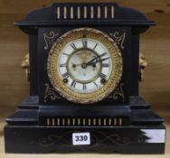 A Victorian marble mantel clock H.28cm, W.30cm