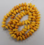 A single strand amber pebble bead necklace, gross 56 grams, 70cm.