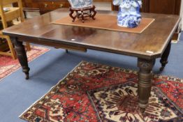 An Edwardian mahogany extending dining table W.190cm