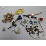 Assorted jewellery including a 9ct gold and a 15ct gold brooch.