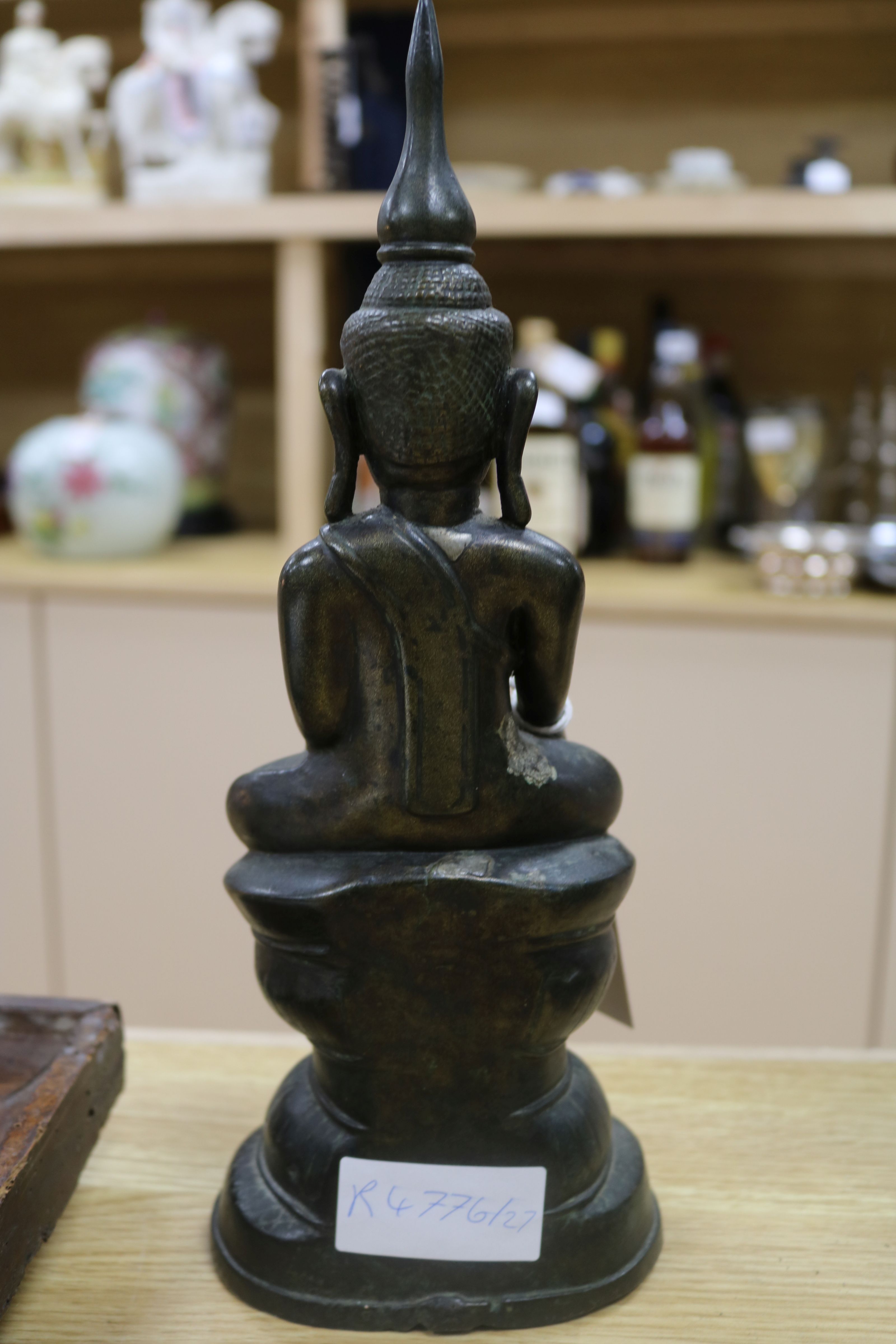 A Burmese bronze figure of Buddha 32.5cm - Bild 4 aus 6