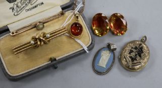 A 15ct gold and pearl bar brooch, a 9ct gold bar brooch and sundries, including a yellow metal and