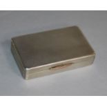 A George V engine turned silver snuff box, W.H. Manton Ltd, Birmingham, 1945, 82mm.