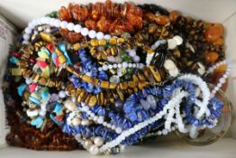 A quantity of costume jewellery, including malachite, amber etc.