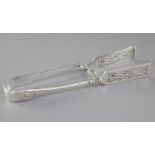 A pair of Edwardian silver asparagus tongs, by Holland, Aldwinckle & Slater, hallmarked London 1906,