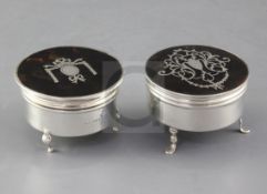 Two George V silver and tortoiseshell pique mounted circular trinket boxes, largest diameter 77mm.