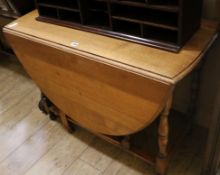 An oak gateleg table W.103cm