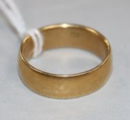 An 18ct gold wedding band, 7.5 grams, size P.
