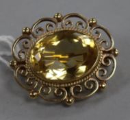 A Victorian style 9ct gold and citrine set oval pendant brooch, 27mm.