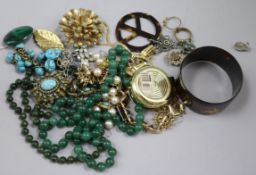 Mixed costume jewellery.