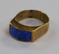 A 9ct gold ring, inset lapis lazuli