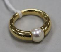 A modern 18ct gold and single cultured pearl ring, size K.