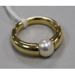 A modern 18ct gold and single cultured pearl ring, size K.