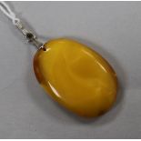 A raw amber oval pendant, gross weight 7 grams, 38mm.