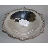 A George V silver pedestal bowl, 22.7cm, 7.5oz.