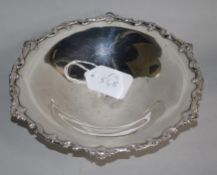 A George V silver pedestal bowl, 22.7cm, 7.5oz.